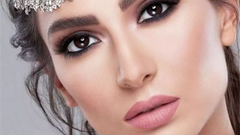 خطوات مكياج العيون السموكى الزهري لإطلالة متميزة