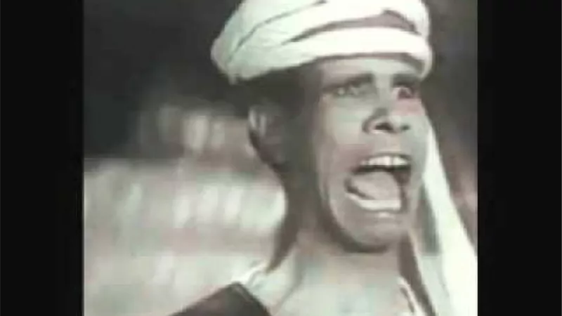 الملك فاروق اتهمه  بالشيوعية ..وغني لجمال عبد الناصر ..وأحيا فرح أنور السادات.. ومحمد  عبد الوهاب تسبب في موته.. حكايات  ”شارلي شابلن ” عمر الجيزاوي