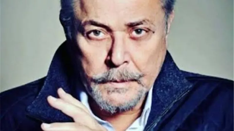 تنكر في زي سعودي وقال لـ مبارك ”أنا زعلان ياريس” واشتكى له من الزعيم وقدم شخصية حقيقية في ”الكيت كات”..محطات فنية للنجم محمود عبدالعزيز