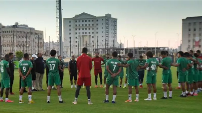 بالصور.. رئيس الاتحاد السكندري يجتمع بفريق الكرة قبل لقاء الحدود
