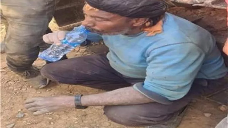 كل ما تُريد معرفته عن «عم صحراوي» قائد عملية إنقاذ الطفل ريان
