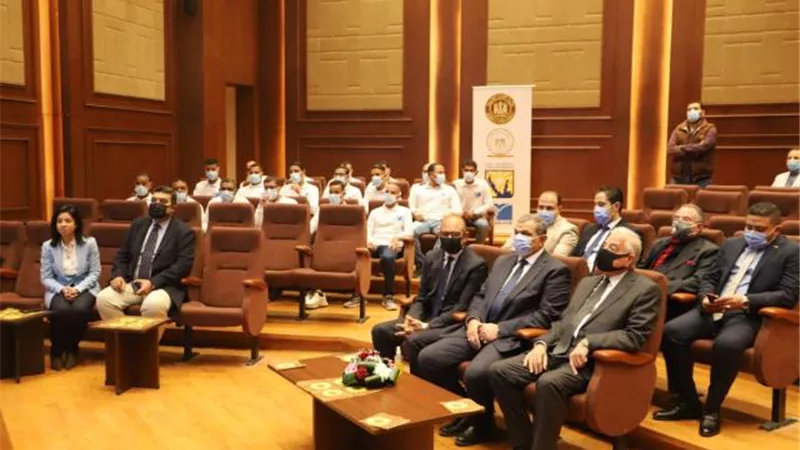 بعد رفعها لـ200 ألف جنيه.. تسليم 120 وثيقة تأمين تكافلي للعمالة غير المنتظمة