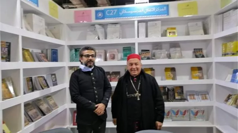 بالصور.. ماذا شاهد مطران الكنيسة المارونية بمصر في معرض الكتاب اليوم؟