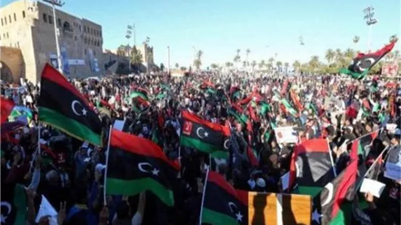 السراج تحت الحصار.. ميليشيات الوفاق تطارد المتظاهرين في شوارع طرابلس