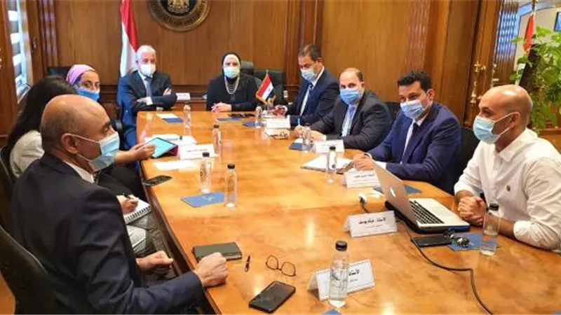 وزيرة التجارة والصناعة تبحث مع محافظ جنوب سيناء خطط انشاء مناطق صناعية وحرفية بالمحافظة