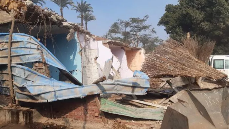شاهد.. محافظة الجيزة تنفذ 32  إزالة لمنشأت وتعديات علي حرم الطرق والري بهذه المناطق
