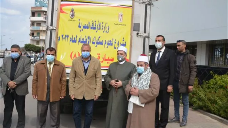 بالصور.. محافظ القليوبية يشهد تسليم لحوم صكوك الإطعام للأسر الأولى بالرعاية