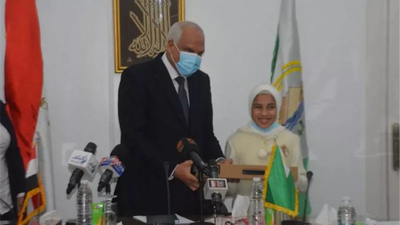شاهد.. كيف كرم محافظ الجيزة الطفلة شيرين محمد بعد فوزها بالمسابقة العالمية لحفظ القرآن الكريم؟