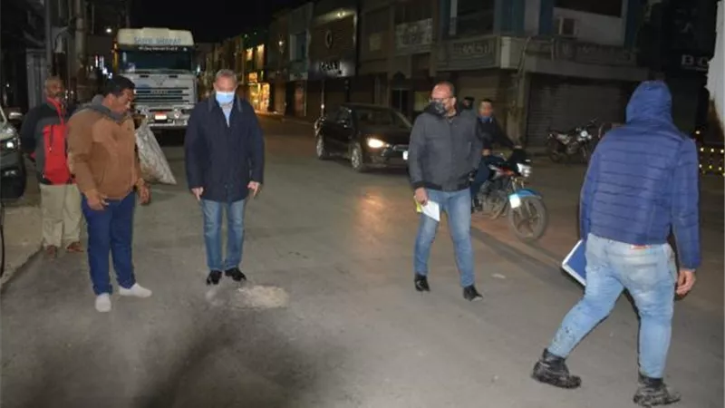 بالصور.. محافظ القليوبية يتفقد أعمال رصف الطبقة النهائية لشارع الخدمة الاجتماعية ببنها