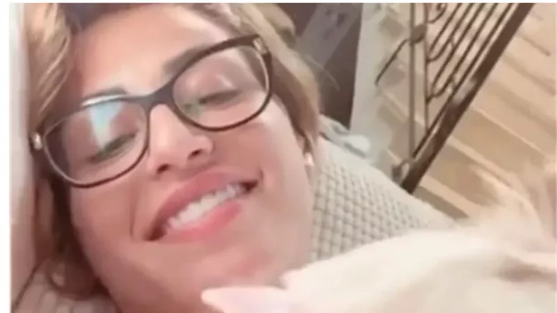 منة فضالي تشارك جمهورها بإطلالة صباحية برفقة كلبها