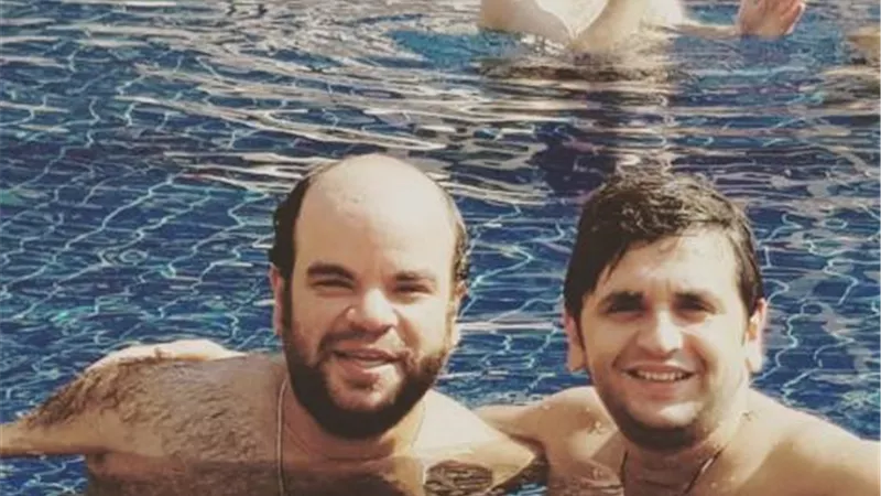 مصطفى خاطر يهنىء محمد عبد الرحمن بعيد ميلاده داخل حمام السباحة