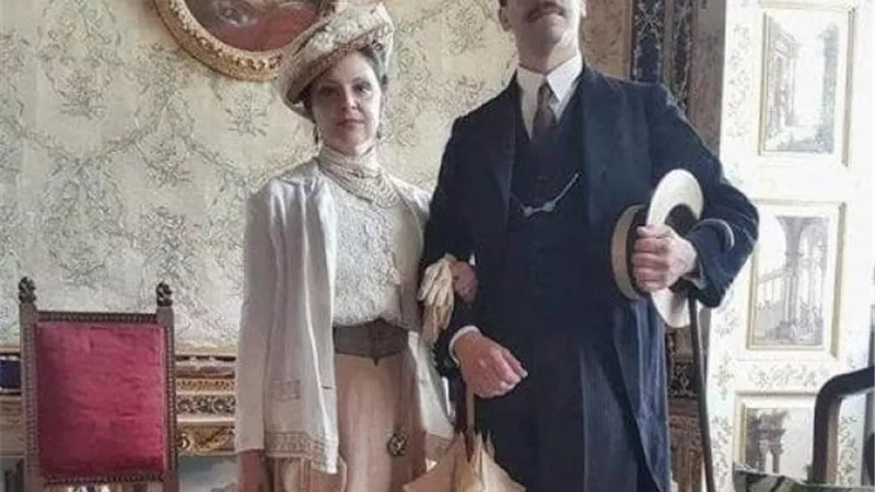من الزمن الجميل .. زوجان يشعلان السوشيال ميديا بأزياء من القرن الـ19