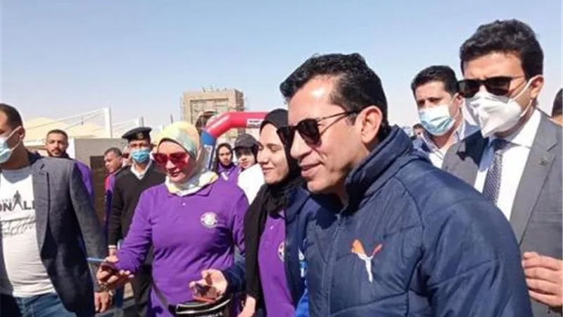 بمشاركة 300 شاب وفتاة .. وزير الرياضة يطلق شارة بدء ماراثون للدراجات الهوائية بالوادي الجديد