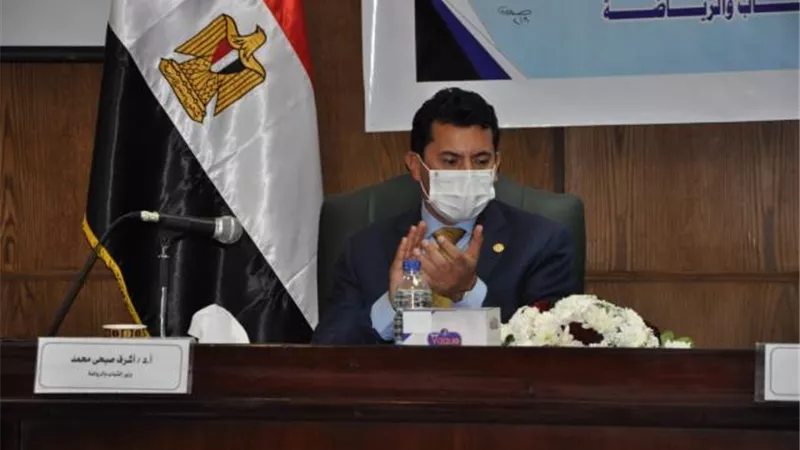 بالصور .. وزير الشباب والرياضة يناقش رسالة دكتوراة بتجارة عين شمس