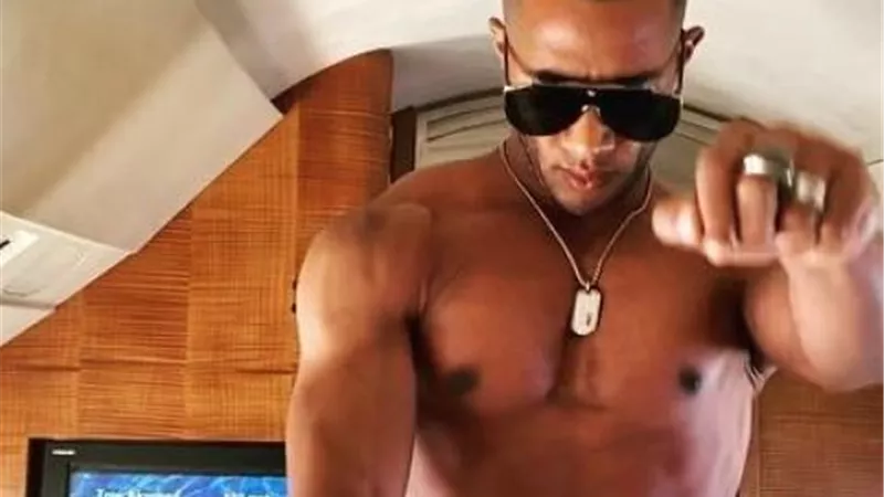 بالفيديو.. محمد رمضان يستعرض عضلاته بصحبة عائلته داخل طائرته الخاصة