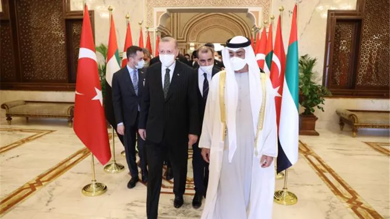 بالصور.. بن زايد يستقبل أردوغان فور وصوله الإمارات