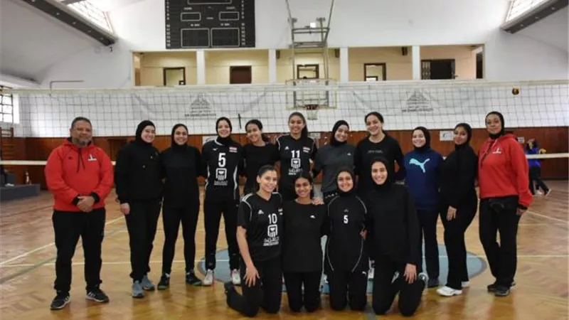 منتخبي جامعة عين شمس للكرة الطائرة طلبه وطالبات يفوزان فى اللقاء الأول بدورة الجامعات المصرية ال 49