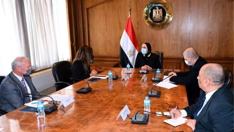 وزيرة التجارة والصناعة تبحث مع وفد البنك الدولي سبل تحقيق التنمية المستدامة في ضوء التغيرات المناخية