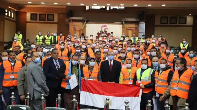 بعد رفعها لـ500 ألف وثيقة.. القوى العاملة تسلم وثائق تأمين تكافلي للعمالة غير المنتظمة بشركة مقاولات