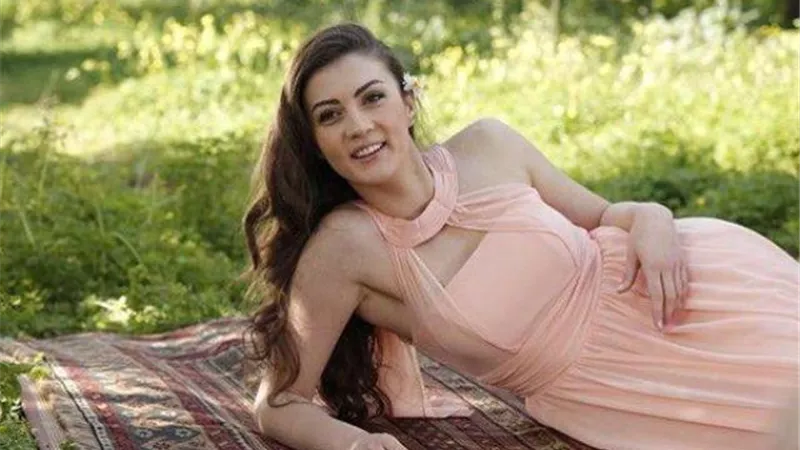 بورجو أوزبيرك تتألق بالأسود في أحدث ظهور لها