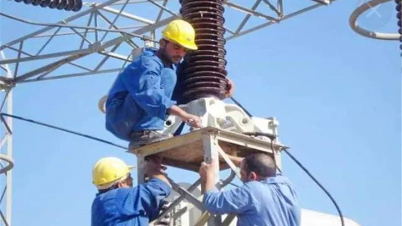 عطل بأحد الكابلات يتسبب بوفاة اثنين وإصابة 5 فنيين.. الكهرباء توضح