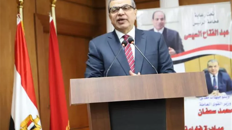 ماكينات خياطة بالمجان.. وزير القوى العاملة ومحافظ بورسعيد يكرمان خريجي التدريب المهني