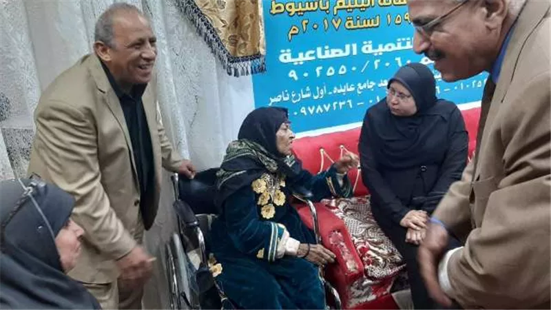 تفاصيل إنقاذ سيدة مسنة بلا مأوى من أحد الشوارع ونقلها لأحد دور الرعاية بأسيوط