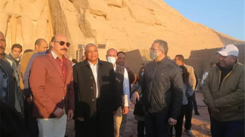 وزير السياحة والآثار ومحافظ أسوان يشهدان تعامد الشمس بأبو سمبل بحضور آلاف الزوار الأجانب