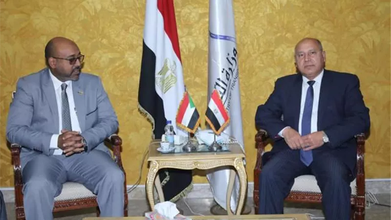 وزيرا النقل المصري والسوداني يبحثان سبل التعاون المشترك في عدد من مجالات النقل