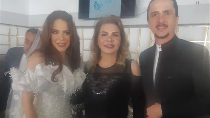 دنيا عبد العزيز تحتفل بحفل زفافها وسط نجوم الفن