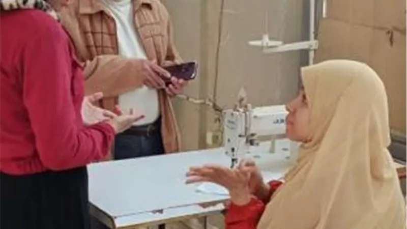صور.. دورات تدريبية علي مهنة التفصيل لـ «الصم والبكم»