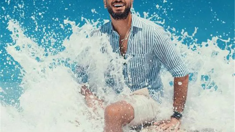 شاهد.. محمد الشرنوبي يخطف أنظار متابعيه بجلسة تصويريه علي شاطئ البحر