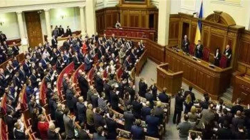 البرلمان الأوكراني يوافق على فرض حالة الطوارئ في البلاد