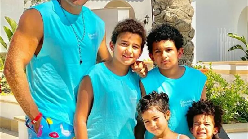 بالصورة.. محمد نور يستمتع بالعطلة الصيفية برفقة أبنائه الأربعة