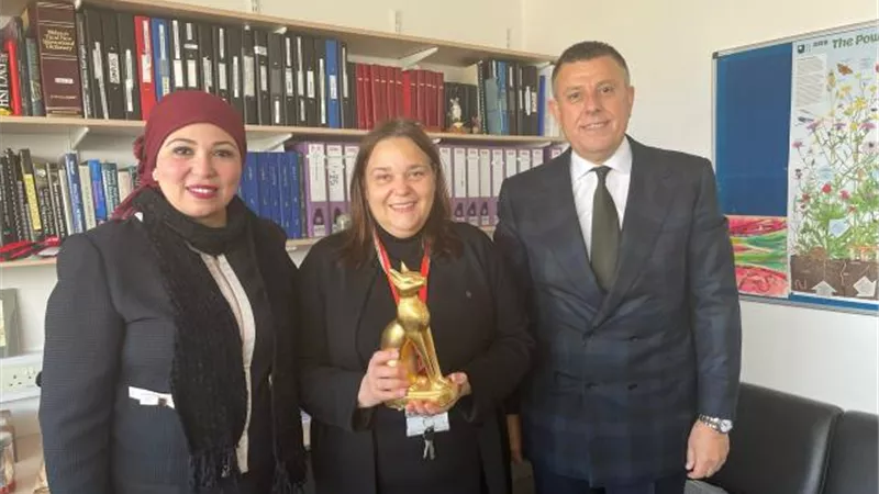 رئيس جامعة عين شمس يبحث سبل التعاون مع جامعتي كوين مارى وكينجز كوليدج بلندن