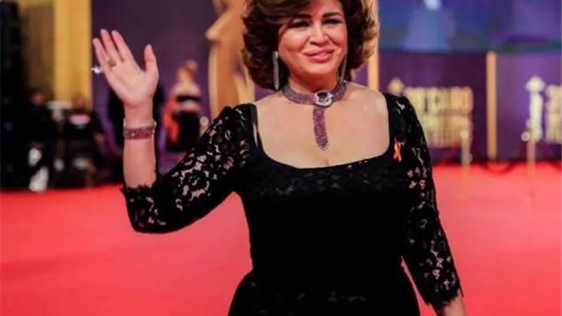 هاجمت فنانة شهيرة وتكره السوشيال ميديا وندمت على فيلم ”موت سميرة”.. أبرز تصريحات إلهام شاهين