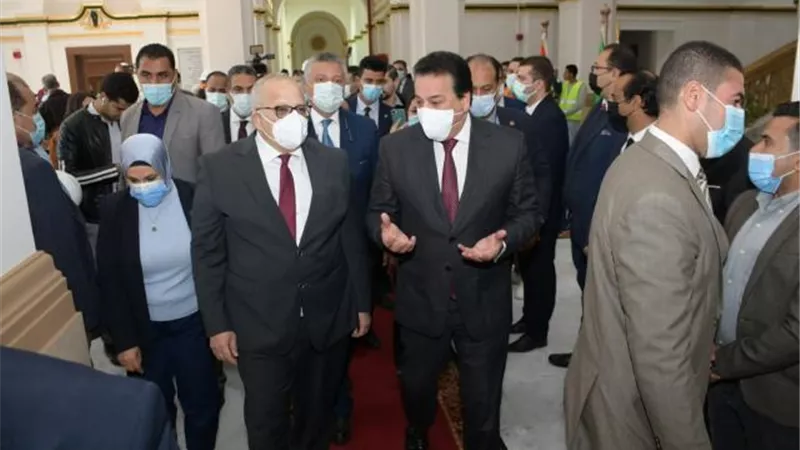 بالصور .. وزير التعليم العالي ورئيس جامعة القاهرة يفتتحان أعمال ترميم المبنى الإداري لكلية الآداب