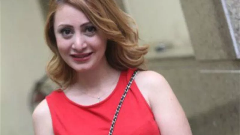 منة تيسير صحفية في ”ساعة شيطان” مع باسم سمرة