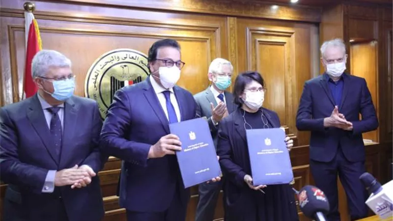 وزير التعليم العالي يوقع العقد الاستشاري الهندسي لحرم الجامعة الفرنسية الجديد في مصر