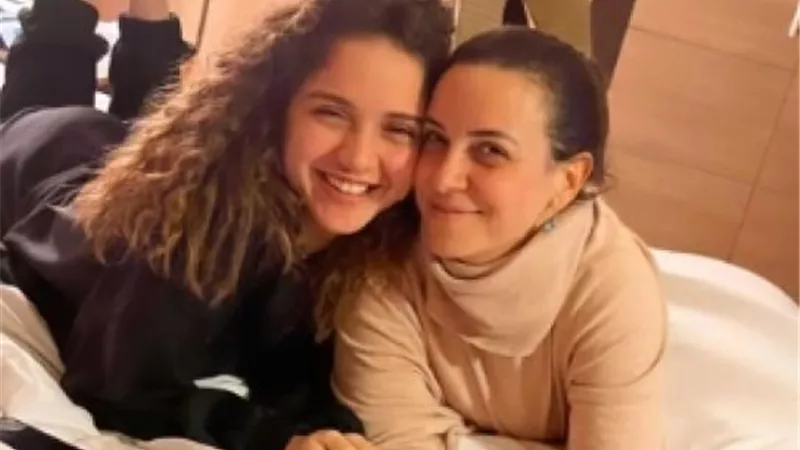 رنا رئيس بإبتسامة رقيقة مع ريهام عبد الغفور