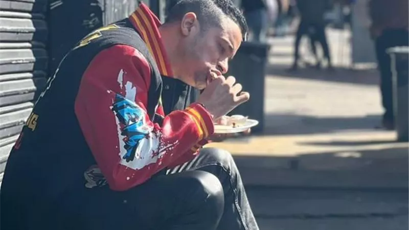 حسن شاكوش يخطف التريند بصورة على الرصيف