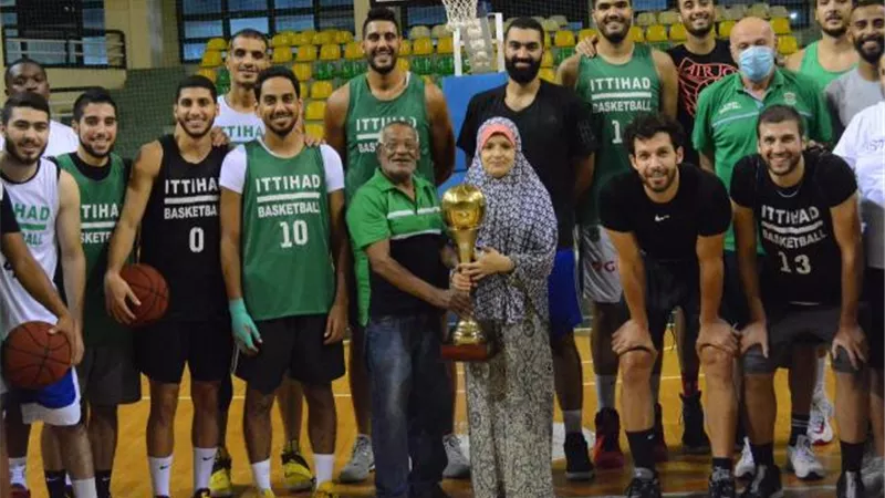 فريق كرة السلة يحتفى بأحد مشجعى زعيم الثغر ..و إهدائه علم النادى تقديراً له
