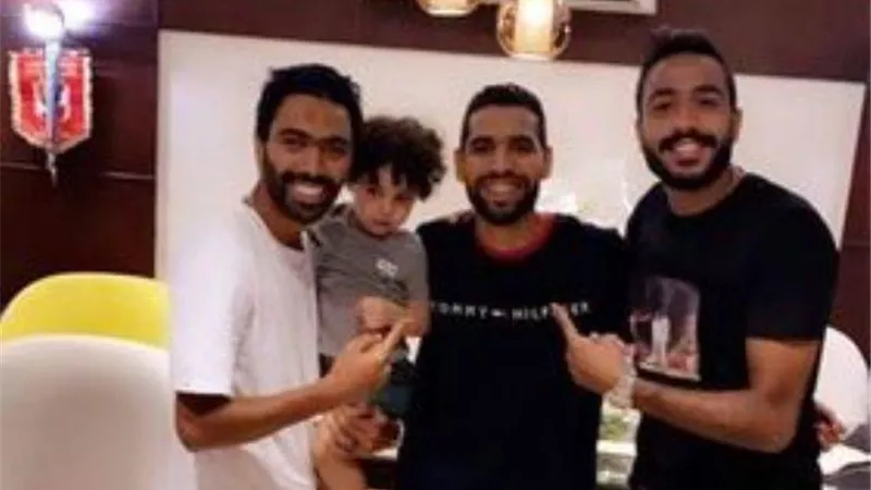 بالصور.. الفولت والشحات يؤزران مؤمن زكريا من منزله