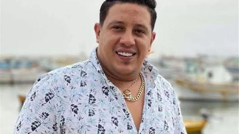 حمو بيكا يستفز جمهوره بصورة مع سيارة لامبورجيني
