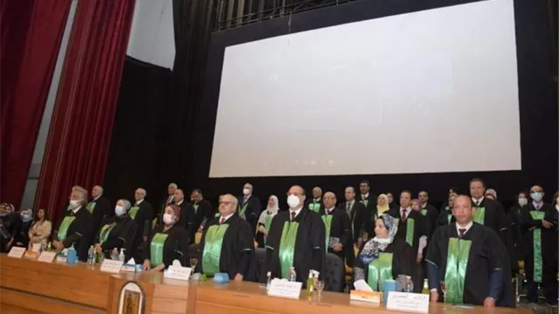 فيديو وصور .. رئيس جامعة القاهرة يشهد تخريج الدفعة 188 من طب القاهرة