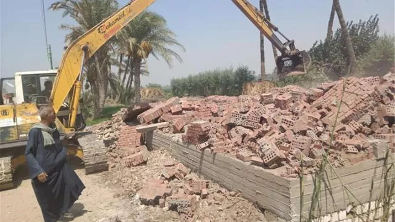 صور.. إزالة 6 حالات بناء مخالف وتعديات علي الأراضي بالجيزة