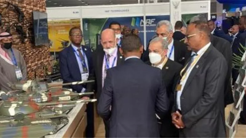 وزير الإنتاج الحربى يتفقد جناح الصناعات الدفاعية السودانية بمعرض الدفاع بالسعودية