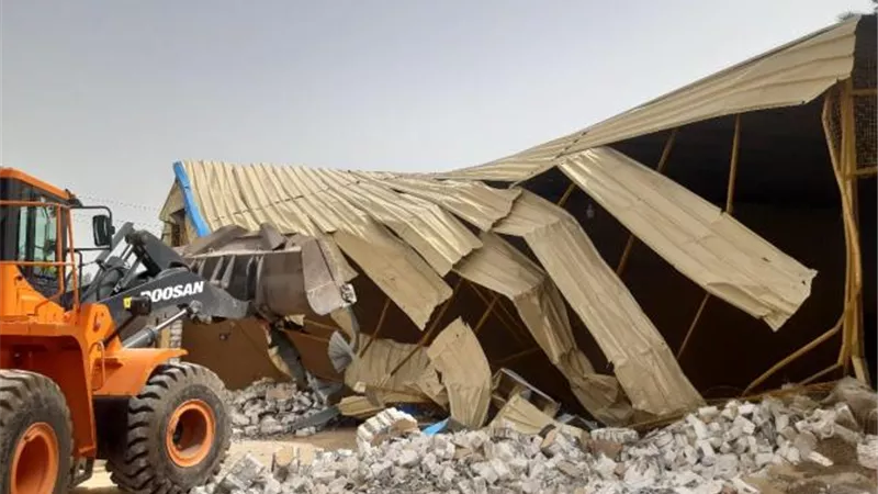 صور.. محافظة الجيزة تزيل مباني مخالفة علي الأراضي الزراعية بالبدرشين