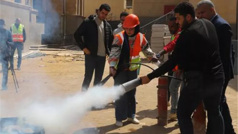 بالصور .. شاهد تجربة إخلاء ناجحة لمباني كلية التربية النوعية جامعة عين شمس