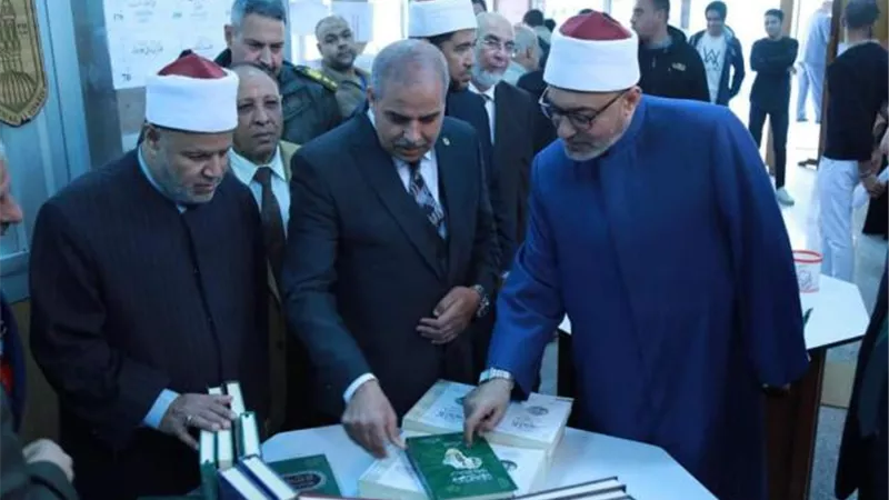 صور.. رئيس جامعة الأزهر وأمين «البحوث الإسلامية» يفتتحان معرضًا للكتاب